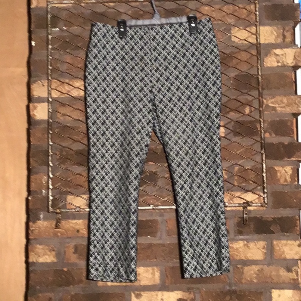 Mag & Margot stretch capri pants black white geometric pattern S